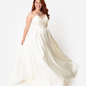 Plus Cream Satin Pointed Sweetheart Wedding Dress